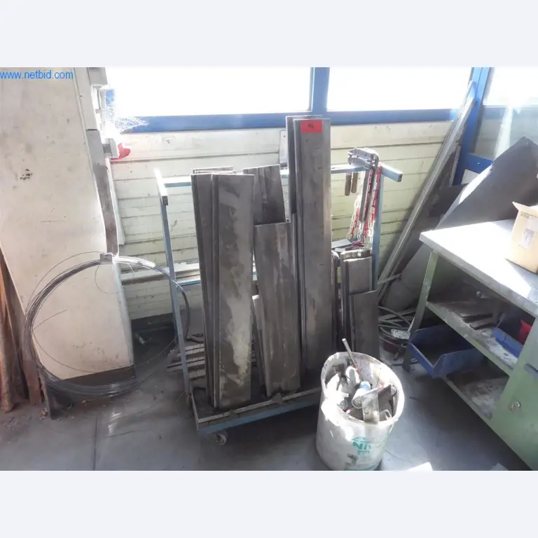 Sprzęt operacyjny i biurowy (okna i konstrukcje metalowe)-7