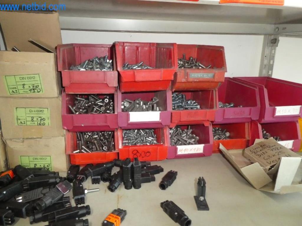 Equipamento operacional e de escritório (janelas e construção metálica)-3