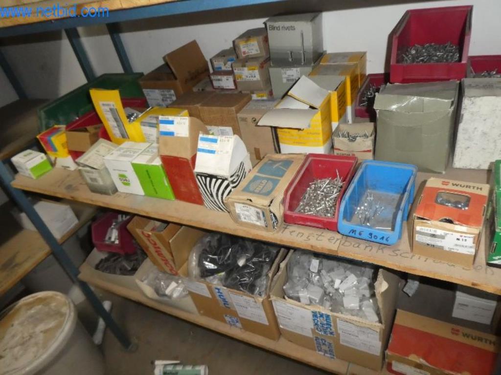 Equipamento operacional e de escritório (janelas e construção metálica)-9