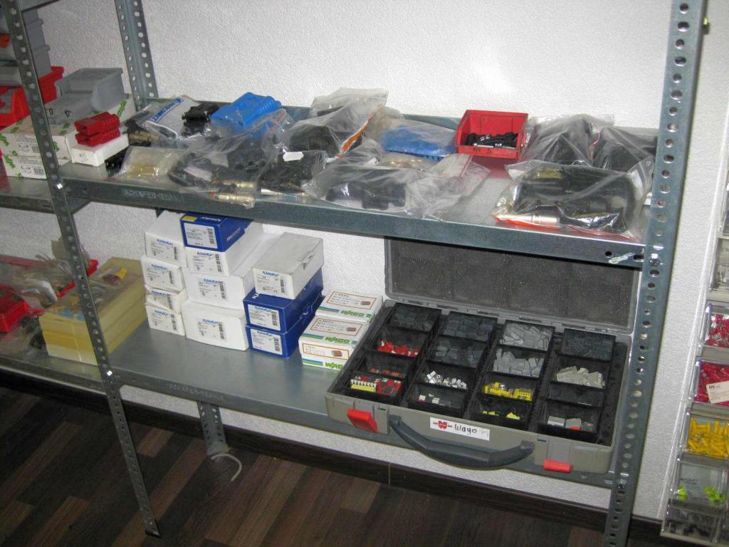 Dobrze utrzymany sprzęt firmowy dla sprzedawcy modułów słonecznych i baterii litowych-2