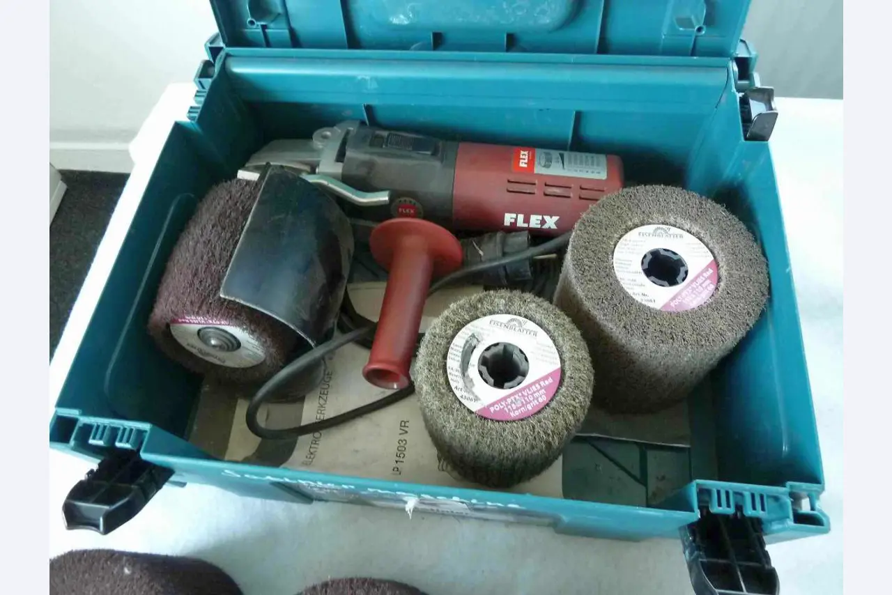 Dobrze utrzymany sprzęt firmowy dla sprzedawcy modułów słonecznych i baterii litowych-1