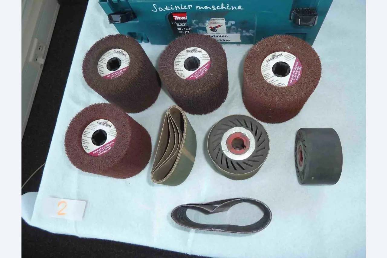 Dobrze utrzymany sprzęt firmowy dla sprzedawcy modułów słonecznych i baterii litowych-3