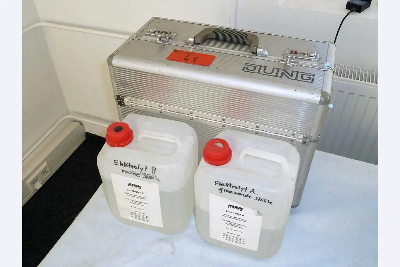 Equipos de empresa en buen estado para un distribuidor de módulos solares y baterías de litio-6