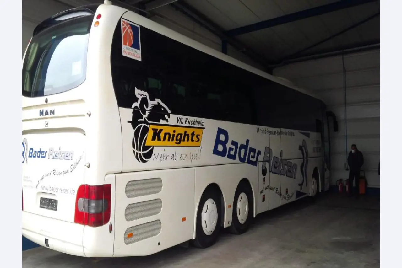 Gepflegte Linien- und Reisebusse, Bus-Transportanhänger, Betriebs- und Geschäftsausstattung-1