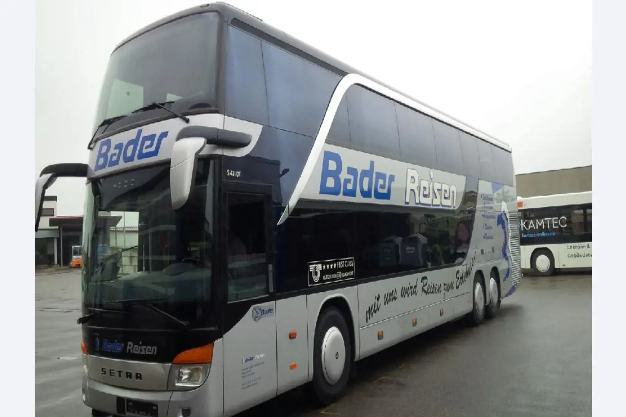 Autocarros em bom estado de conservação, reboques de transporte de autocarros, equipamento operacional e comercial-1