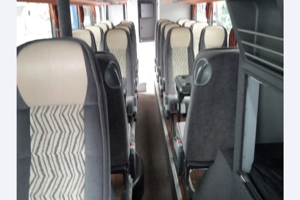 Autocarros em bom estado de conservação, reboques de transporte de autocarros, equipamento operacional e comercial-8