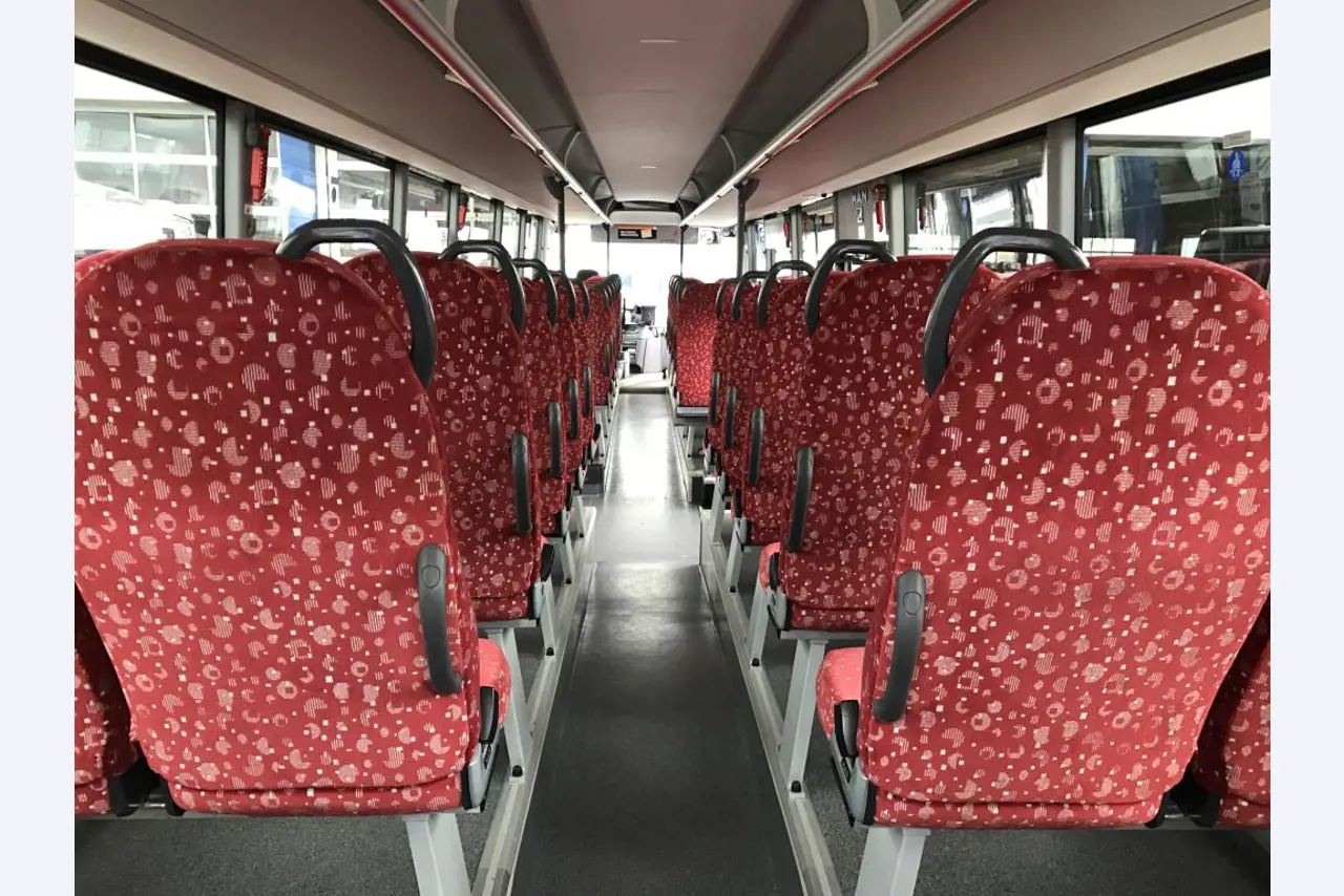 Gepflegte Linien- und Reisebusse, Bus-Transportanhänger, Betriebs- und Geschäftsausstattung-9