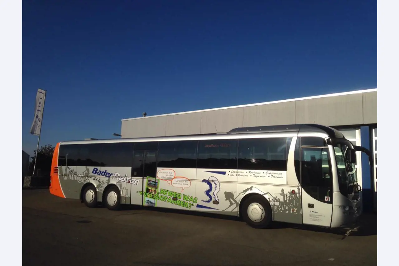 Gepflegte Linien- und Reisebusse, Bus-Transportanhänger, Betriebs- und Geschäftsausstattung-10