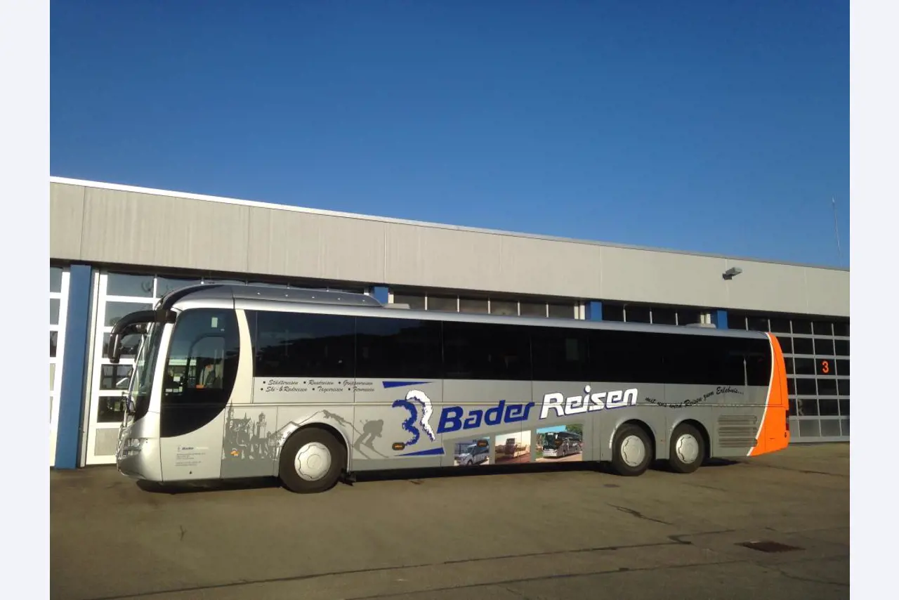 Gepflegte Linien- und Reisebusse, Bus-Transportanhänger, Betriebs- und Geschäftsausstattung-11