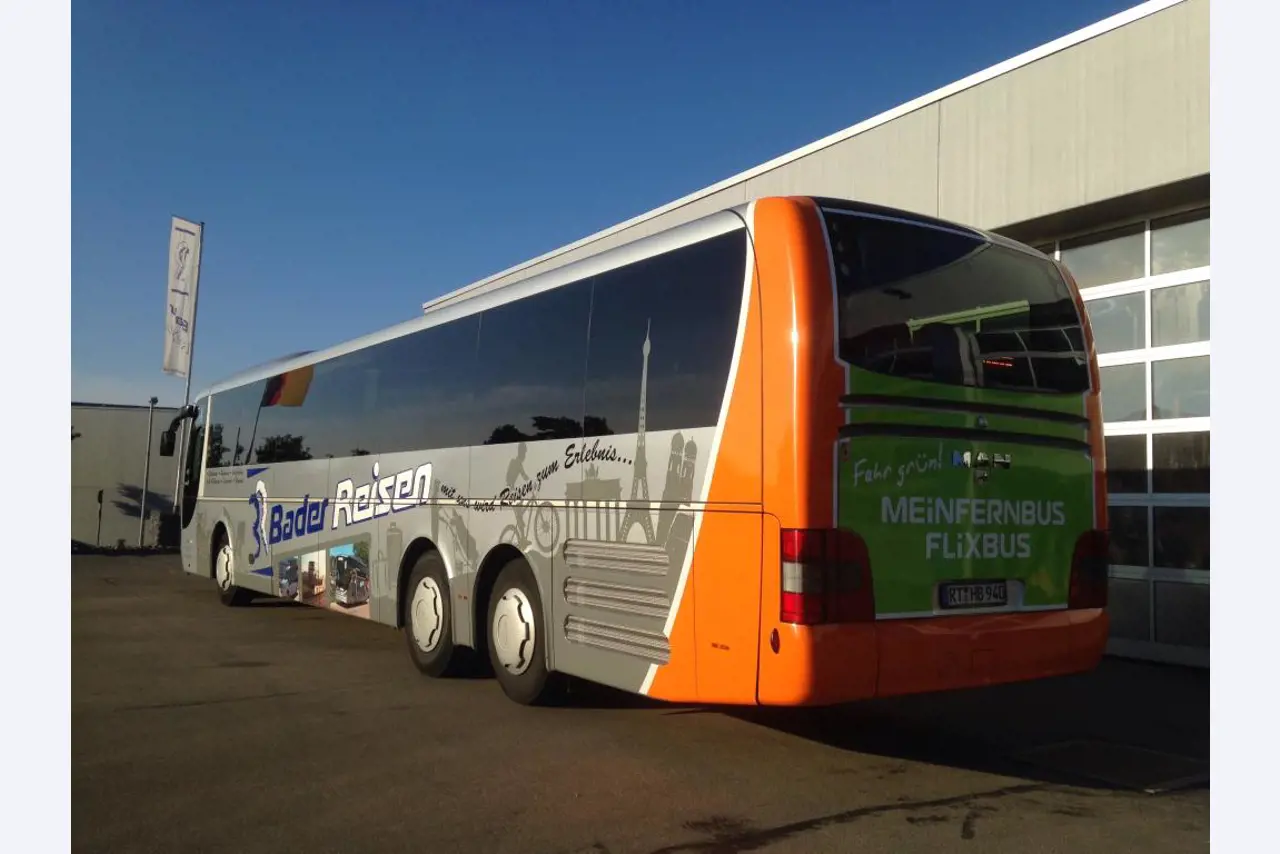 Gepflegte Linien- und Reisebusse, Bus-Transportanhänger, Betriebs- und Geschäftsausstattung-12