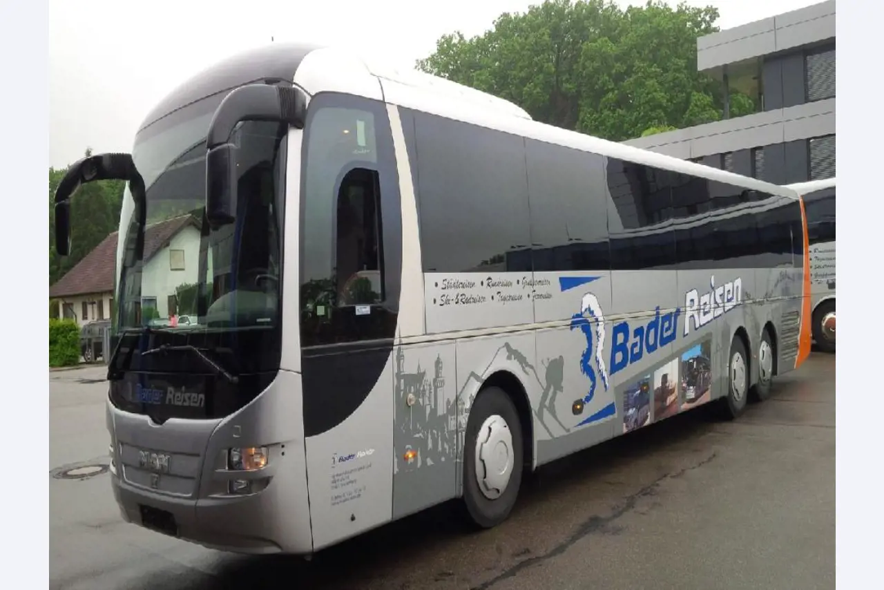 Gepflegte Linien- und Reisebusse, Bus-Transportanhänger, Betriebs- und Geschäftsausstattung-1