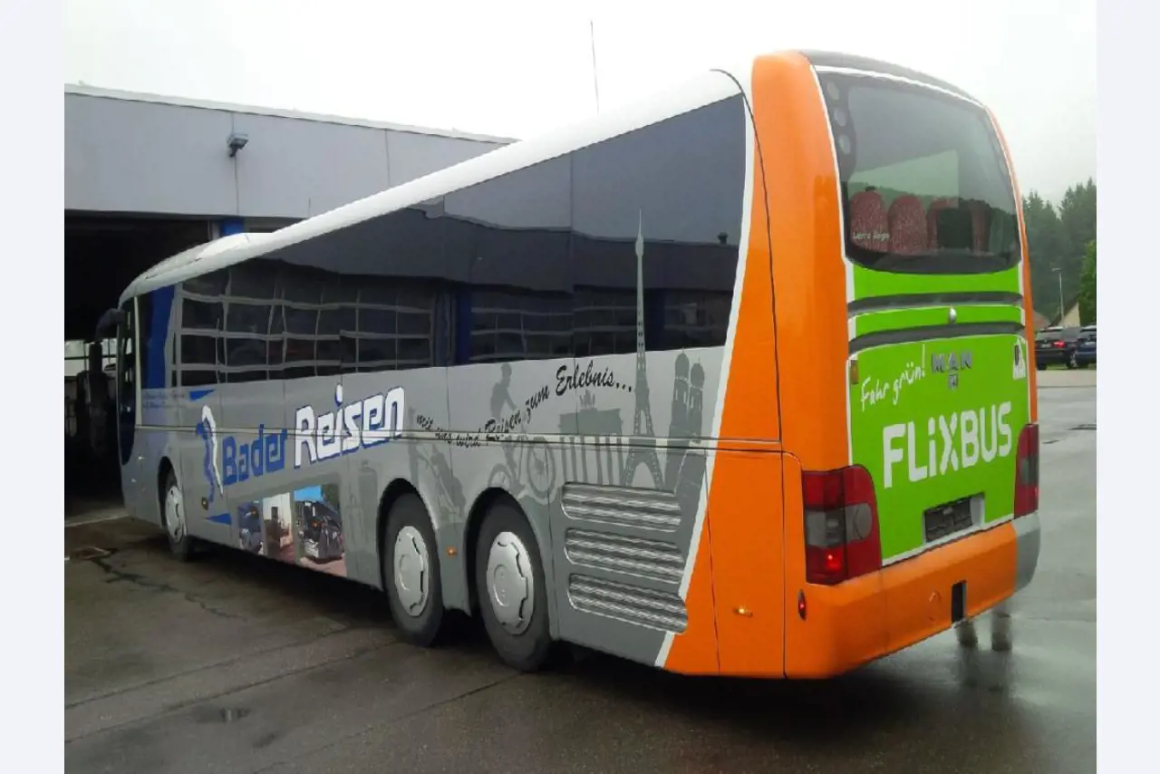 Gepflegte Linien- und Reisebusse, Bus-Transportanhänger, Betriebs- und Geschäftsausstattung-2