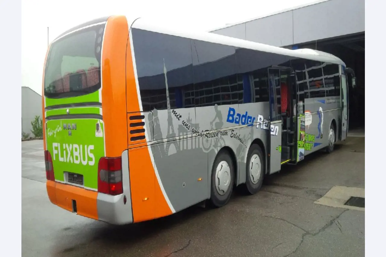 Gepflegte Linien- und Reisebusse, Bus-Transportanhänger, Betriebs- und Geschäftsausstattung-3