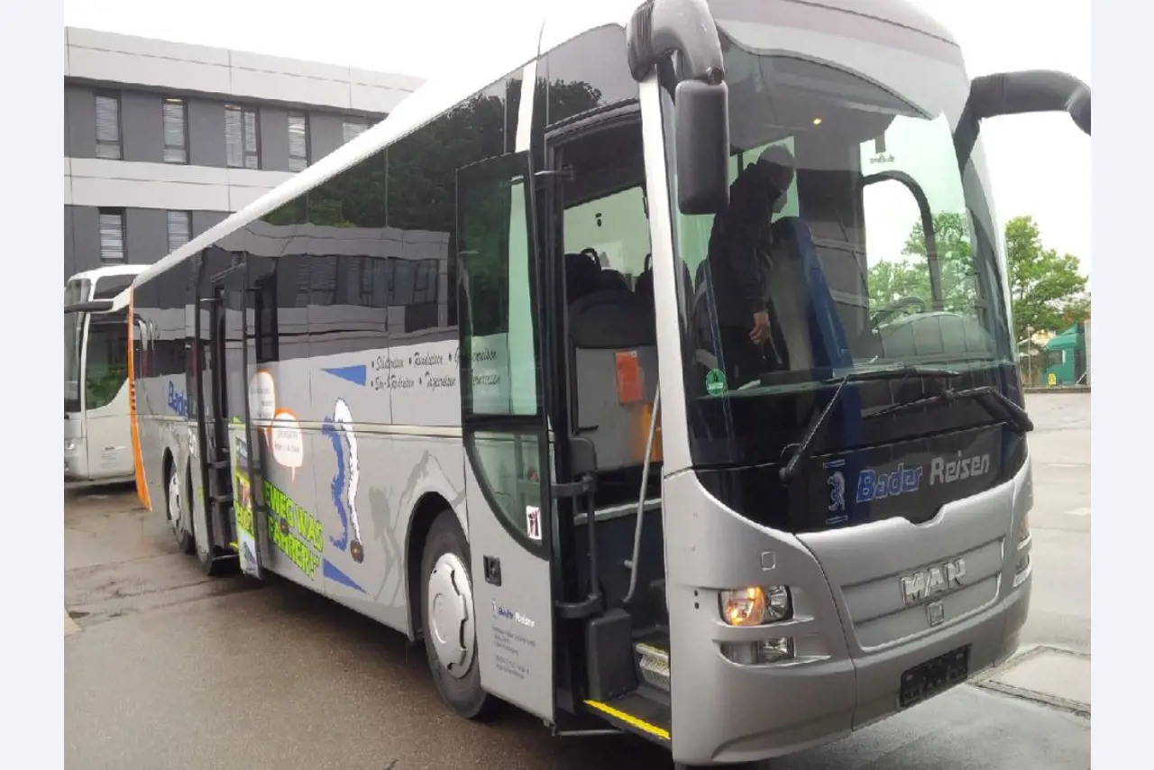 Gepflegte Linien- und Reisebusse, Bus-Transportanhänger, Betriebs- und Geschäftsausstattung-4