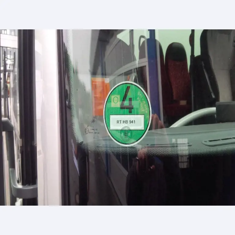 Gepflegte Linien- und Reisebusse, Bus-Transportanhänger, Betriebs- und Geschäftsausstattung-7