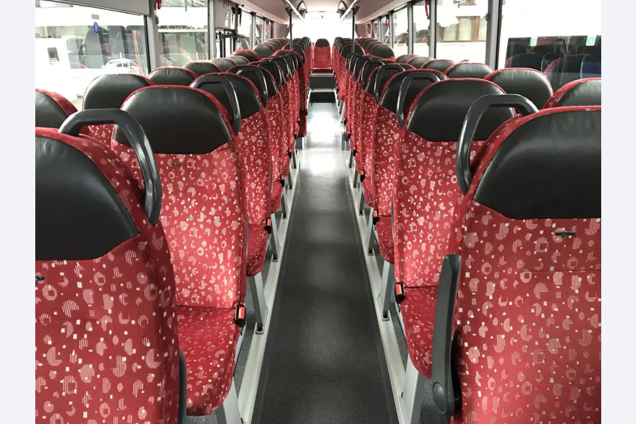 Gepflegte Linien- und Reisebusse, Bus-Transportanhänger, Betriebs- und Geschäftsausstattung-8
