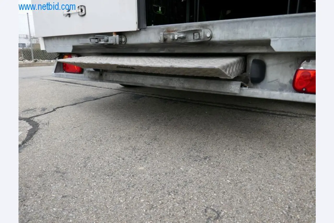 Dobro vzdrževani avtobusi, prikolice za prevoz avtobusov, operativna in poslovna oprema-8