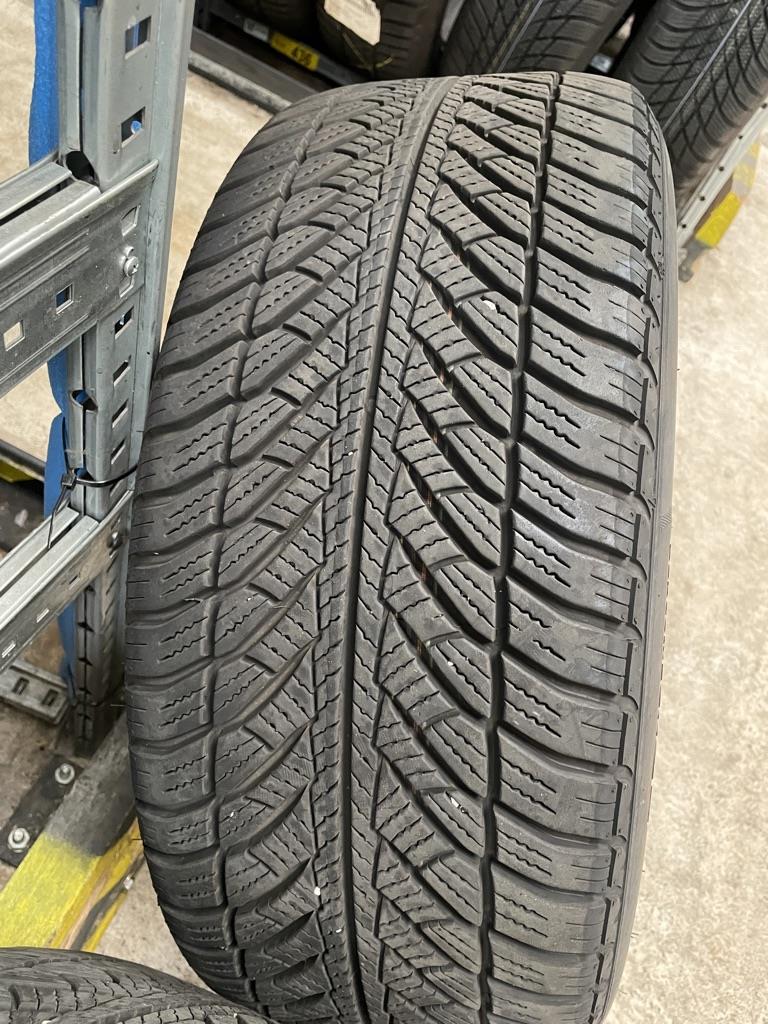 Gepflegte Linien- und Reisebusse, Bus-Transportanhänger, Betriebs- und Geschäftsausstattung-3