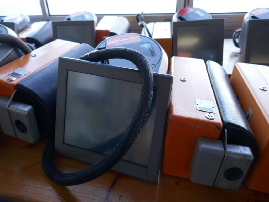 Dobro vzdrževani avtobusi, prikolice za prevoz avtobusov, operativna in poslovna oprema-2