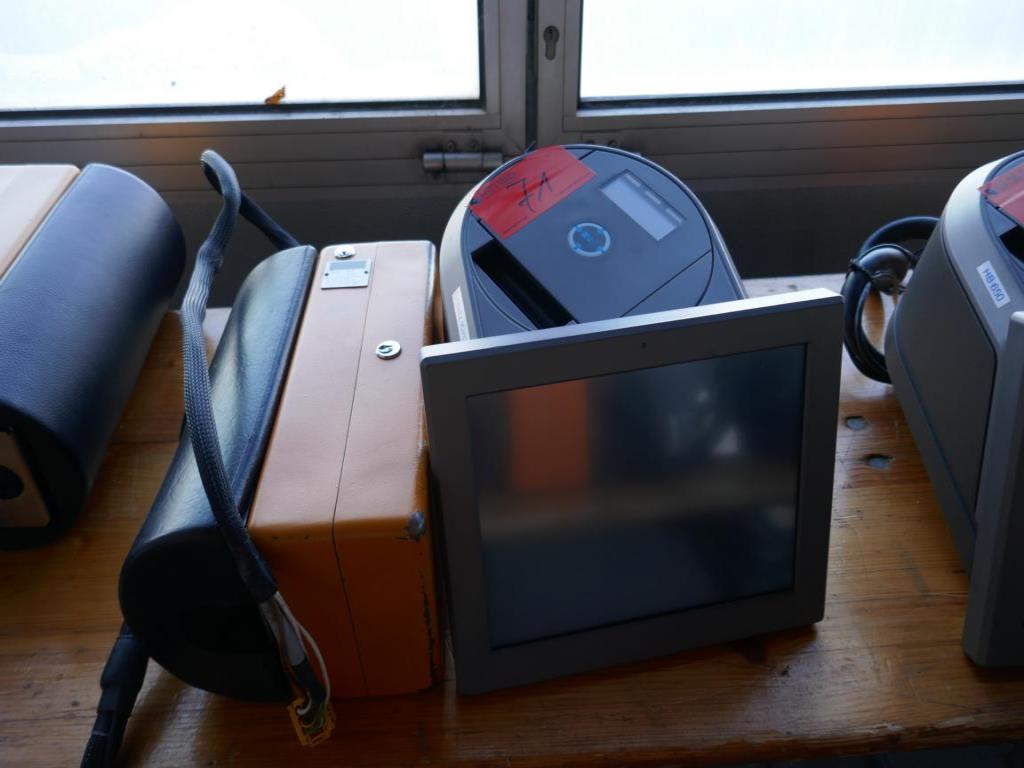 Autocarros em bom estado de conservação, reboques de transporte de autocarros, equipamento operacional e comercial-2