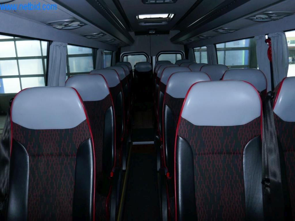 Dobro vzdrževani avtobusi, prikolice za prevoz avtobusov, operativna in poslovna oprema-12