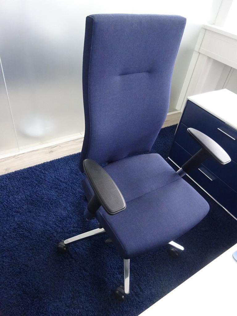 Hochwertige und sehr gepflegte Büroausstattung-19