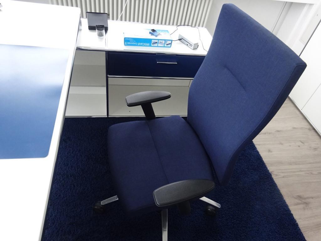 Hochwertige und sehr gepflegte Büroausstattung-25