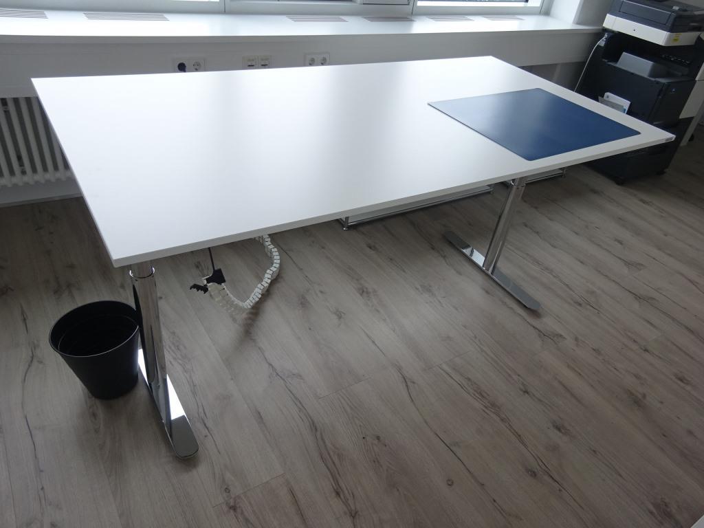 Hochwertige und sehr gepflegte Büroausstattung-57