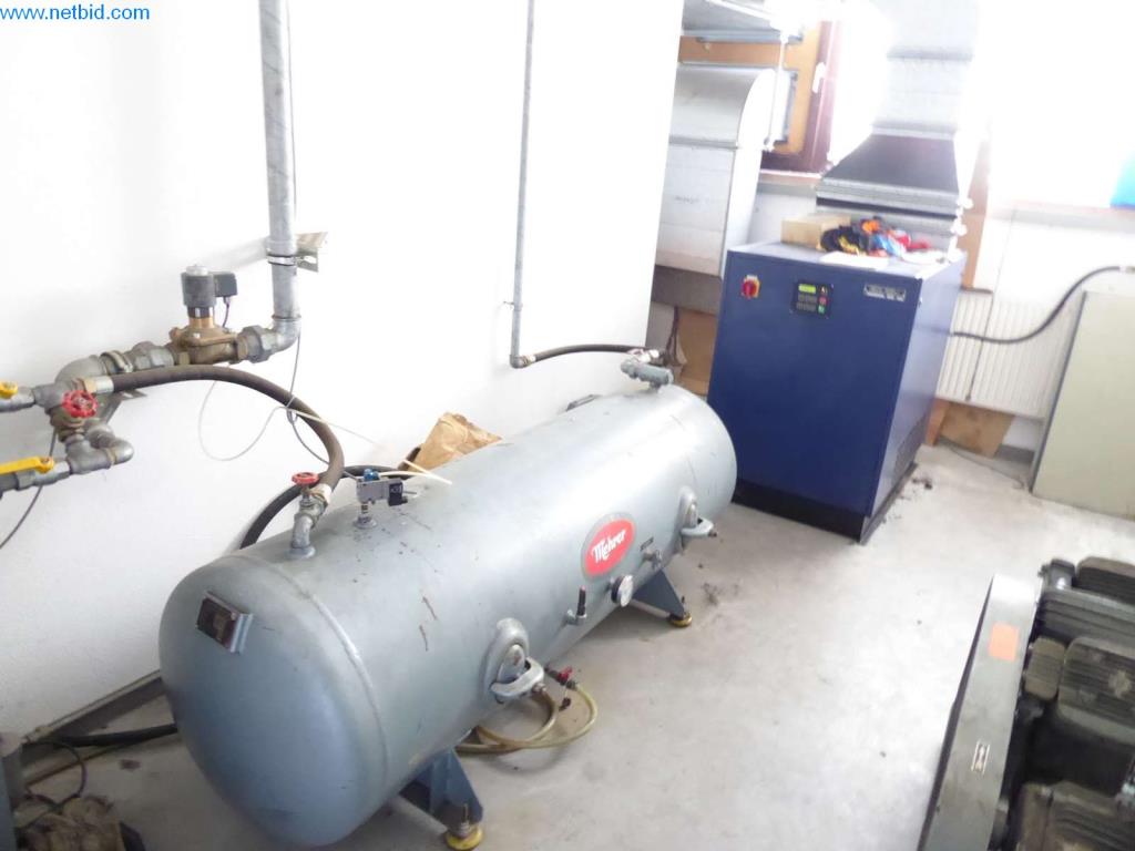 Dobře udržované stroje, provozní a kancelářské vybavení
-1