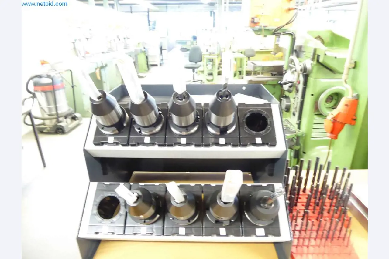 Máquinas, equipamento operacional e de escritório bem conservados
-2