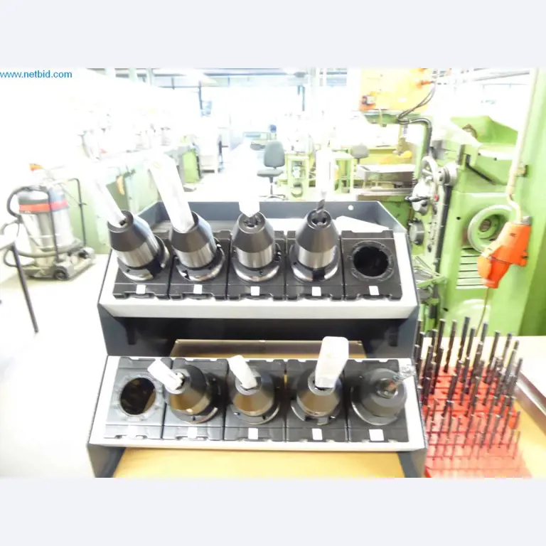 Máquinas, equipamento operacional e de escritório bem conservados
-2