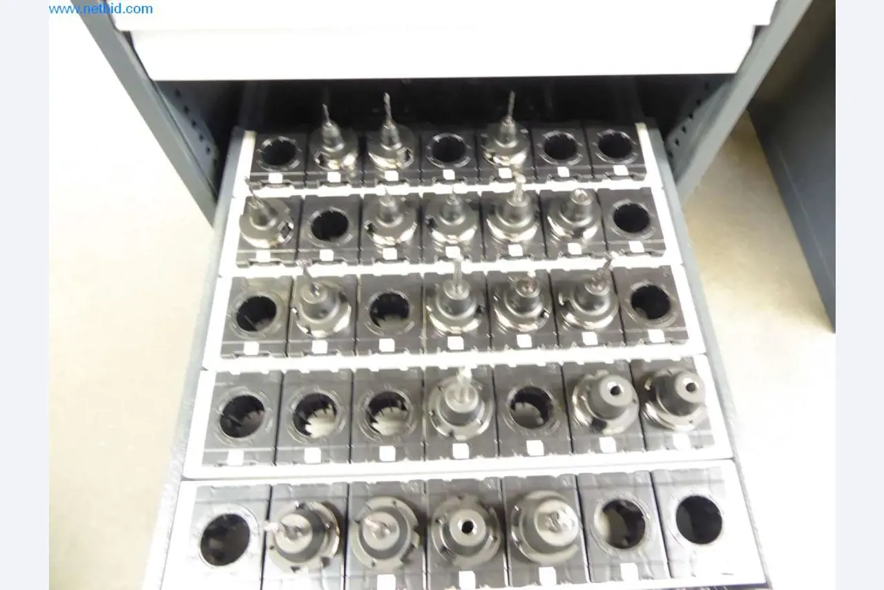 Máquinas, equipamento operacional e de escritório bem conservados
-3