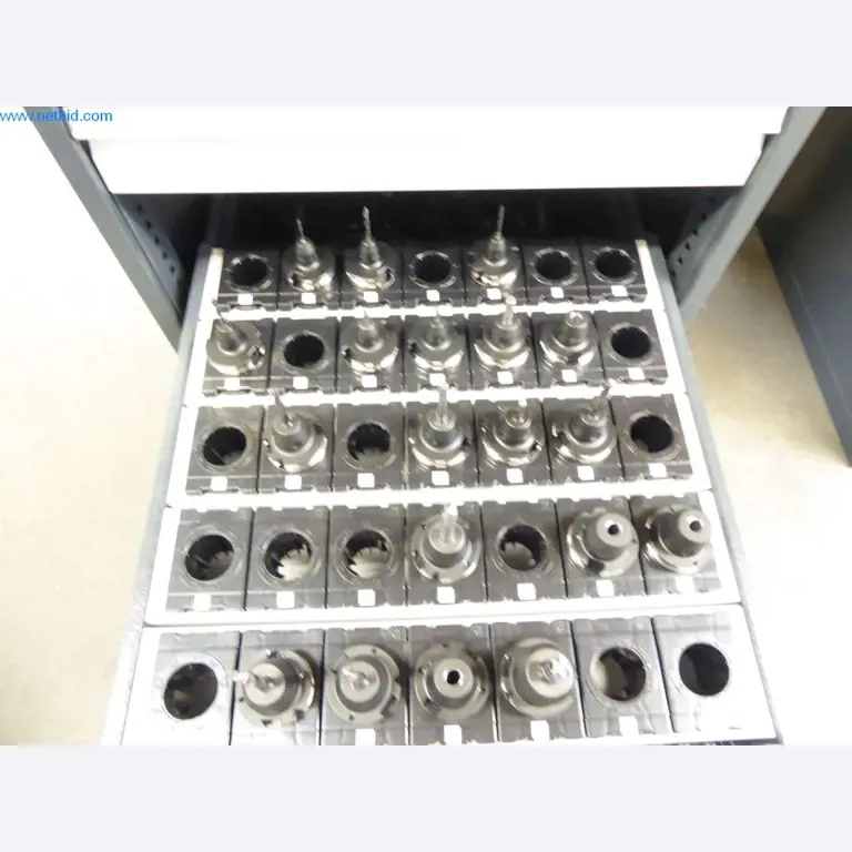 Máquinas, equipamento operacional e de escritório bem conservados
-3