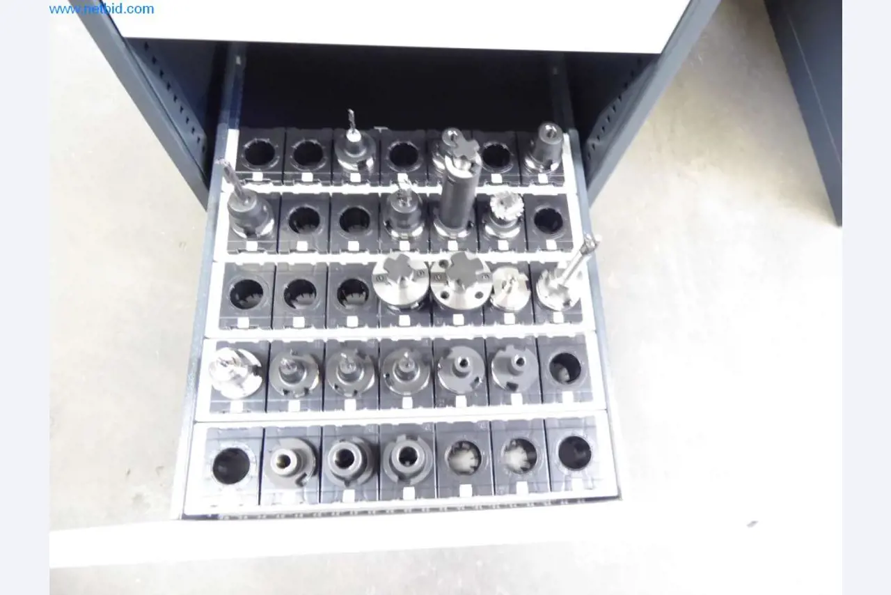 Máquinas, equipamento operacional e de escritório bem conservados
-4