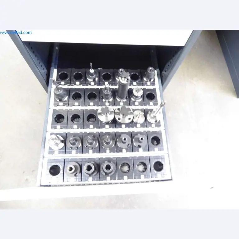 Máquinas, equipamento operacional e de escritório bem conservados
-4