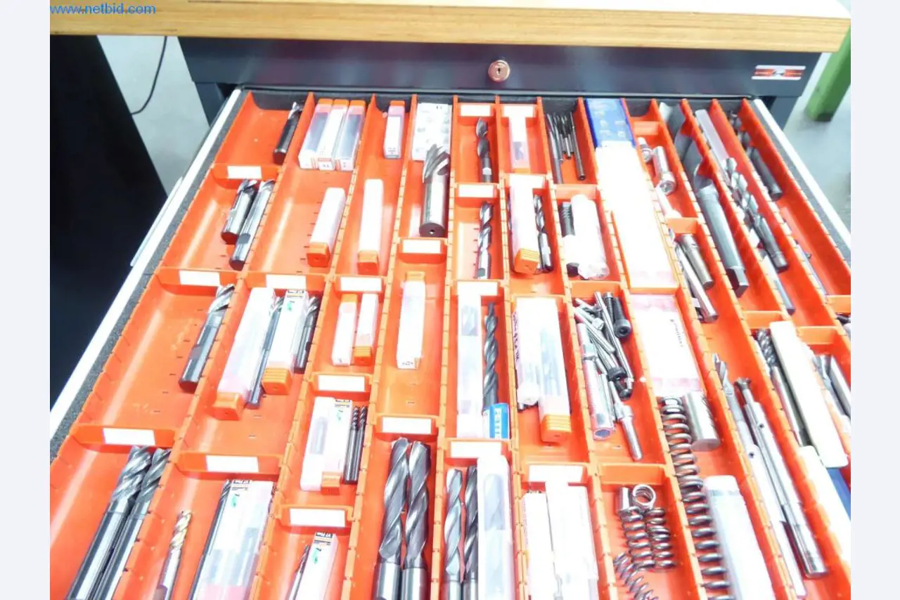 Máquinas, equipamento operacional e de escritório bem conservados
-5