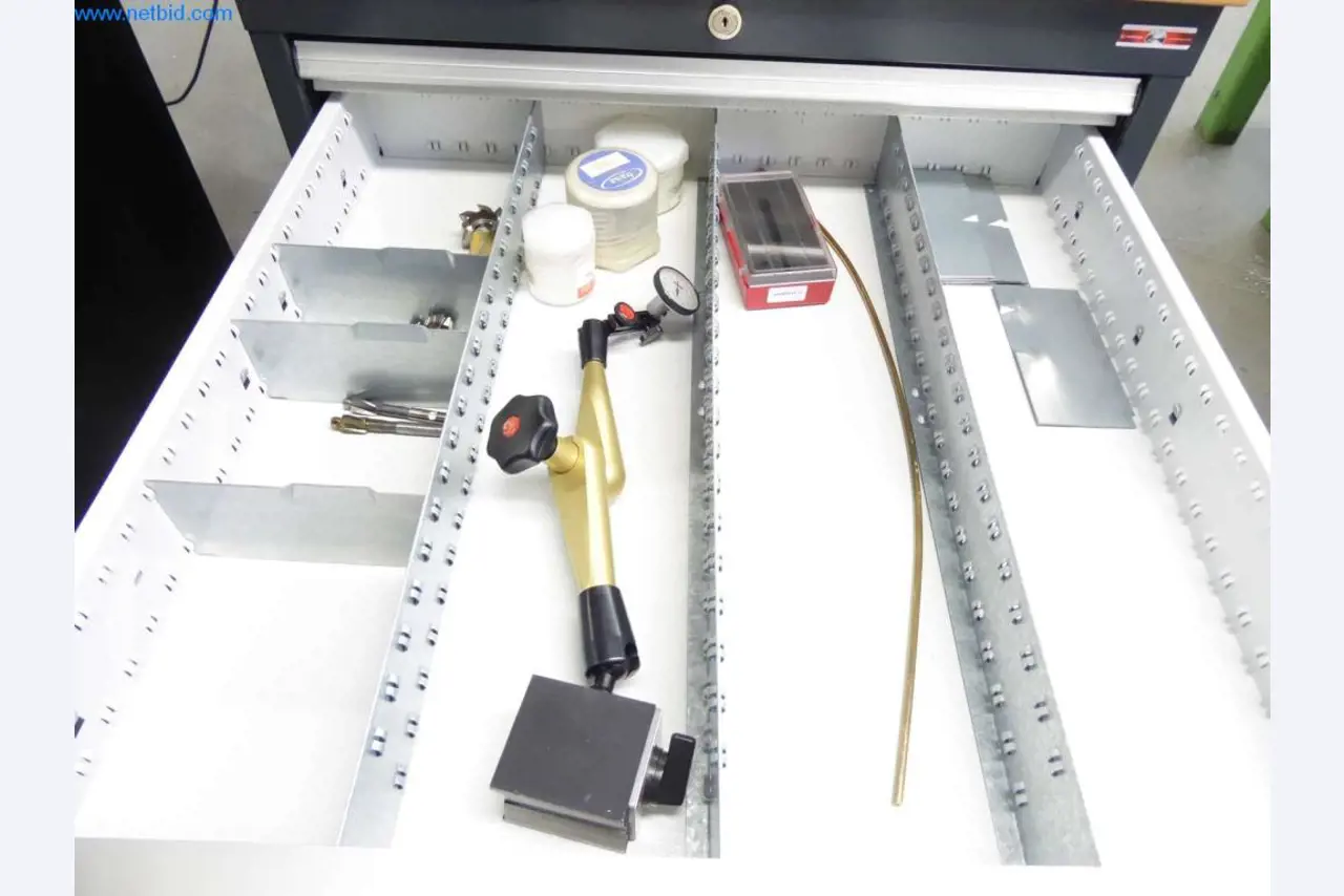 Máquinas, equipamento operacional e de escritório bem conservados
-6