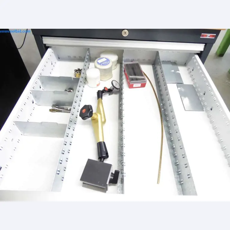 Máquinas, equipamento operacional e de escritório bem conservados
-6