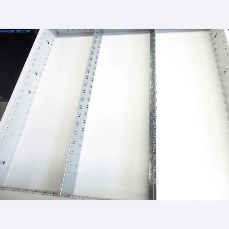 Máquinas, equipamento operacional e de escritório bem conservados
-7