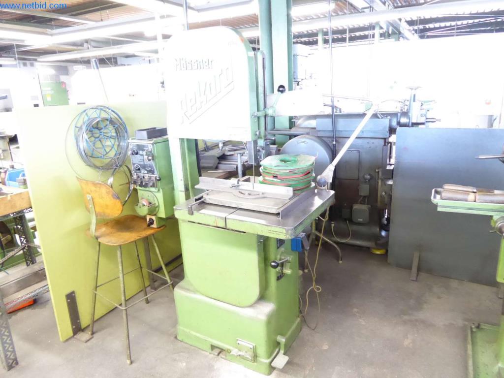 Maquinaria, equipos operativos y de oficina bien mantenidos
-1