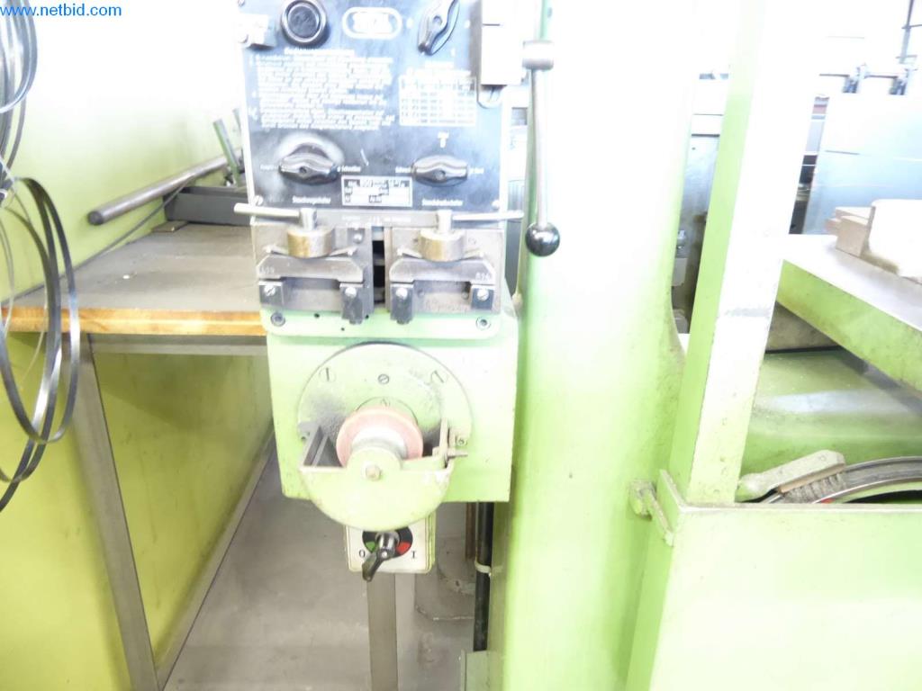 Maquinaria, equipos operativos y de oficina bien mantenidos
-2