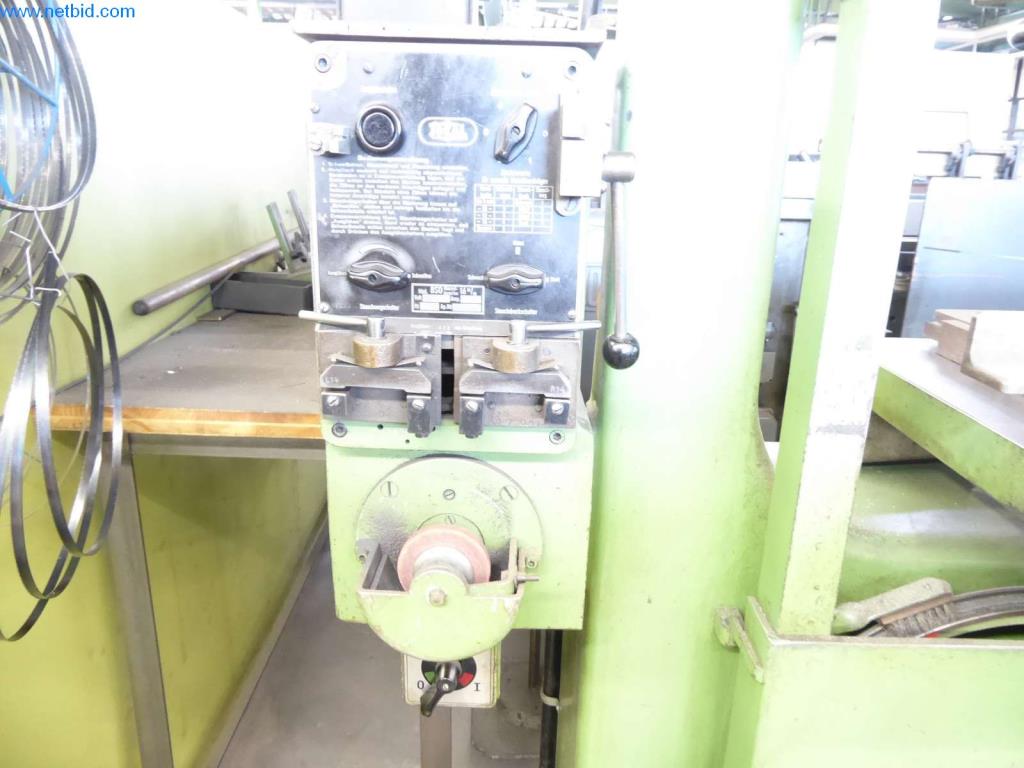 Maquinaria, equipos operativos y de oficina bien mantenidos
-3