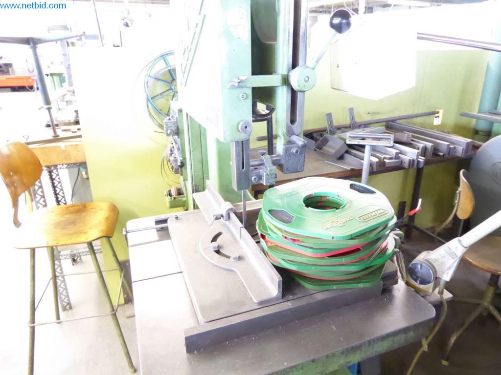 Maquinaria, equipos operativos y de oficina bien mantenidos
-4