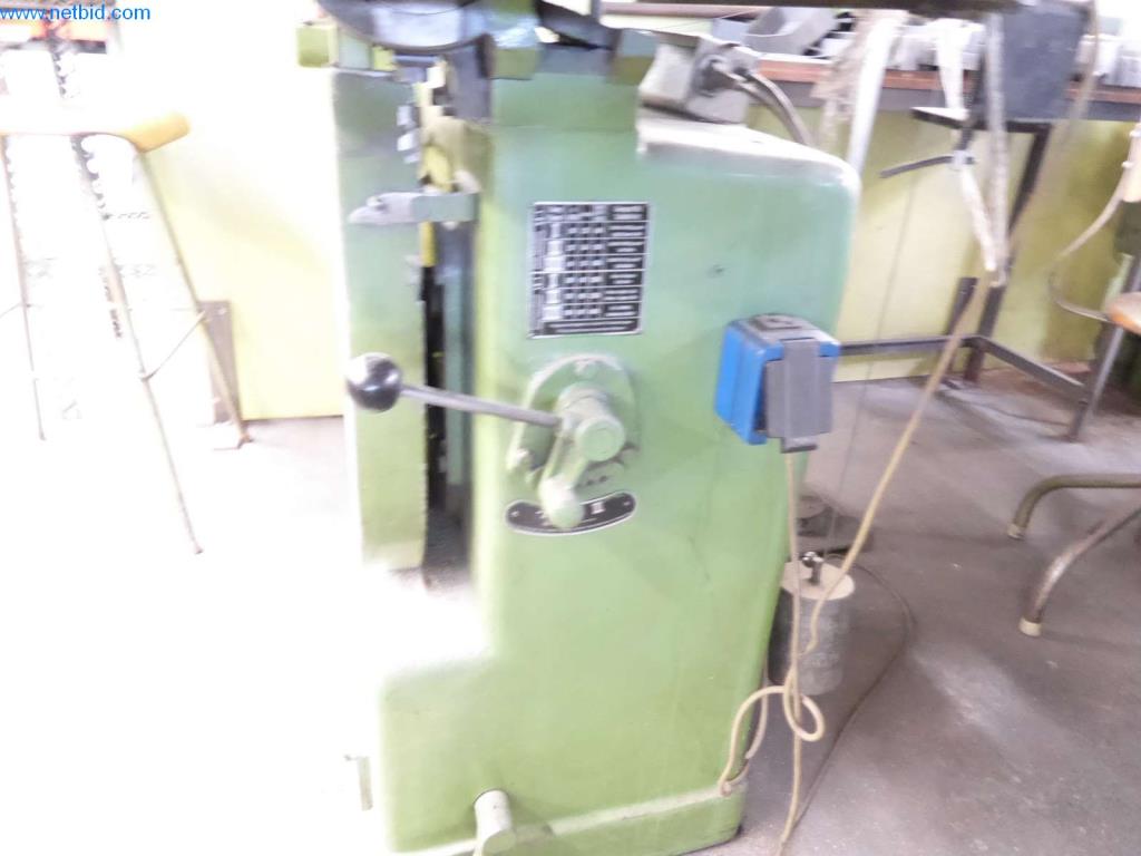 Maquinaria, equipos operativos y de oficina bien mantenidos
-5