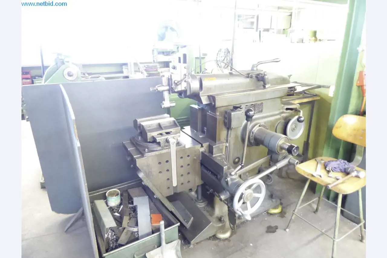 Dobře udržované stroje, provozní a kancelářské vybavení
-1