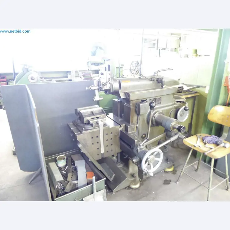 Dobře udržované stroje, provozní a kancelářské vybavení
-1