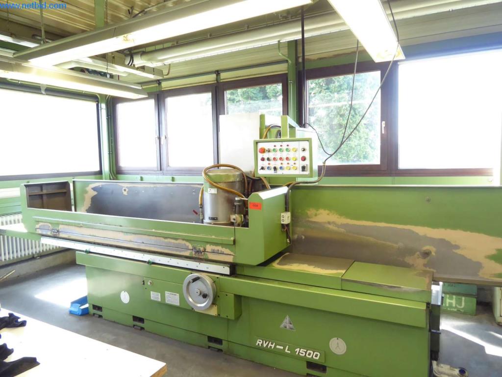 Dobře udržované stroje, provozní a kancelářské vybavení
-1