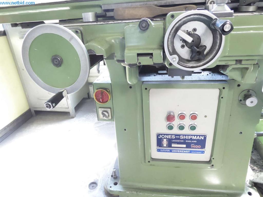 Dobře udržované stroje, provozní a kancelářské vybavení
-3