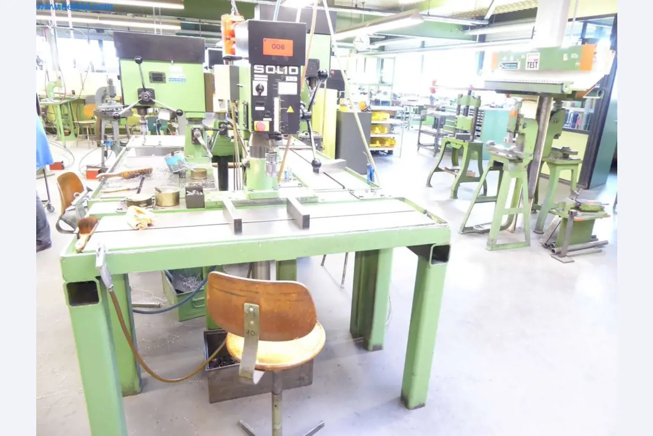 Máquinas, equipamento operacional e de escritório bem conservados
-1