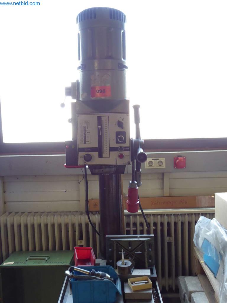 dobro vzdrževani stroji, delovna in pisarniška oprema
-1